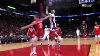 [Highlight] Daniel Gafford does what Marcus Smart can't with the somersault recovery off a hard foul