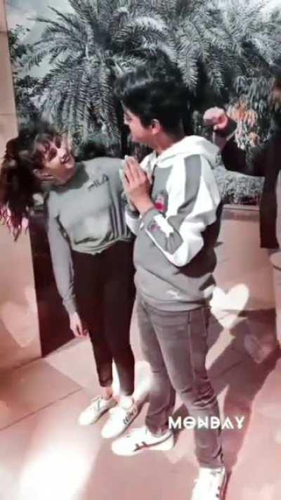 aise overprotective gf to mai bhi deserve karta ho