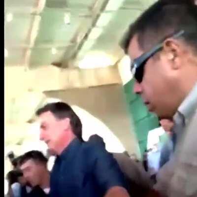 Parece que teve umas pessoas no Amapa que não gostaram muito de receber a visita do Presidente Jair Bolsonaro apenas 19 dias após o início da crise do apagão.