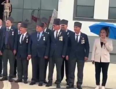 “Valiye şemsiye var, gazilere yok” haberini yapan İHA muhabirinin gözaltına alınmasını görüntüleyen muhabir de gözaltına alındı.