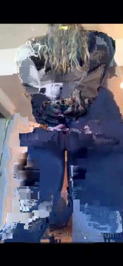 I little hole doesn’t hurt nobody 🍑