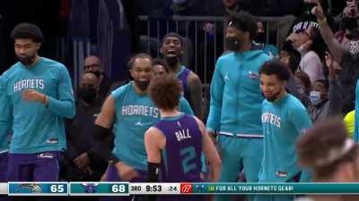 [Highlight] Lamelo makes Cole Anthony Stumble, then goes between the legs for the Alley-Oop to Bridges