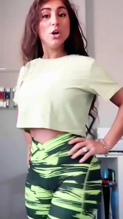 Incredible cameltoe now she's pregnant imagine how fat that good thing is
