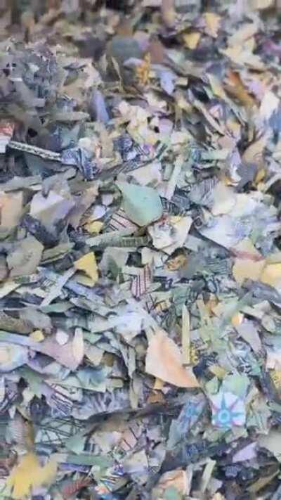 Unii au caramizi de bani, eu am bani cu sacul !