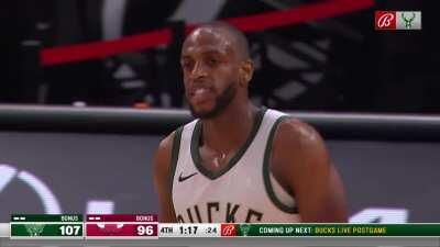 [Highlight] Khris Middleton's deep 3 ends the Bulls' hopes for a comeback