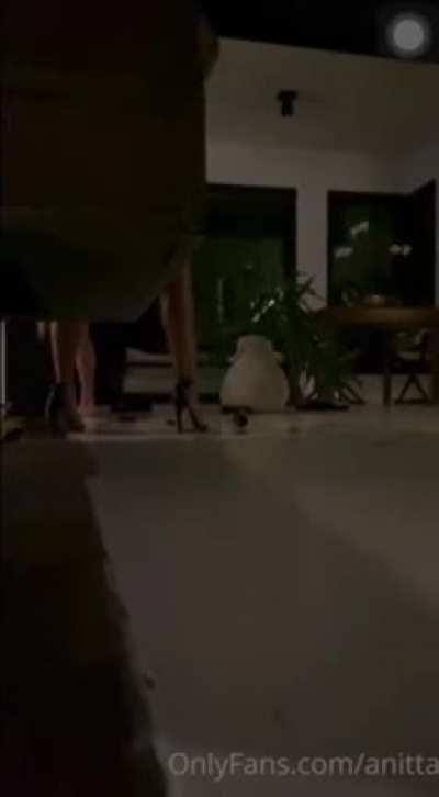 Anitta é muito GOSTOSA, ainda mais de QUATRO