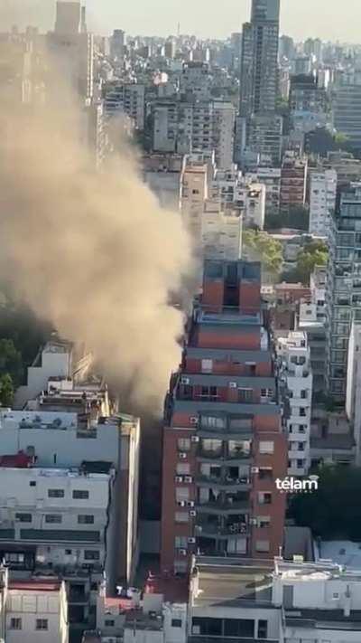 [PALERMO] Incendio en Beruti y Fray J. S. Oro, hay gente atrapada.