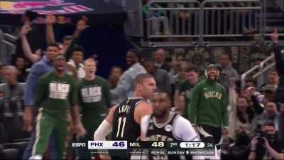 [Highlight] Khris Middleton finds Brook Lopez for the stepback 3 pointer