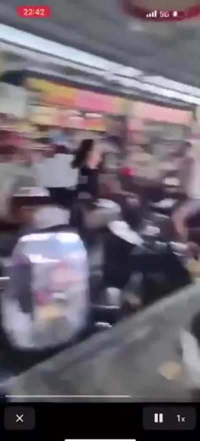 一脚踢飞城管，友友们，二起脚练起😼