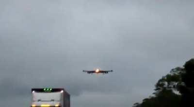 A-37B FAU aterrizando en una ruta