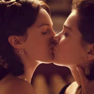 Hailee Steinfeld And Ella Hunt