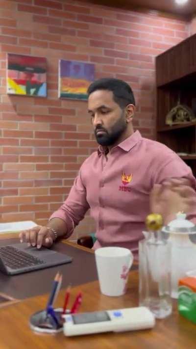 Prends ma president garu cup lo water enduku posarantaru?