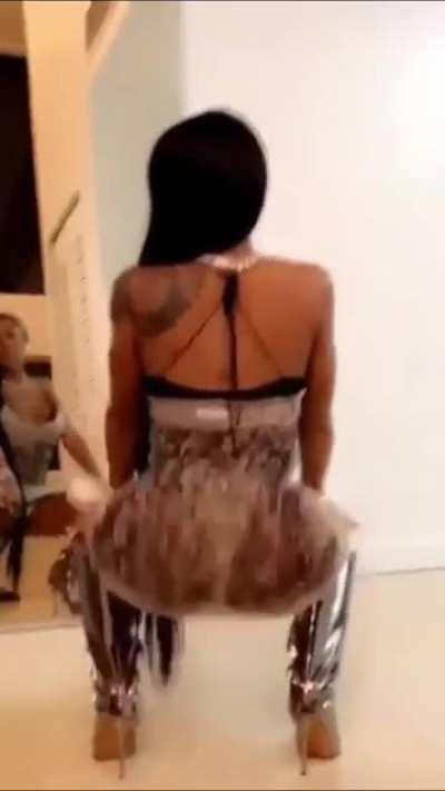 Twerking in dress loop video