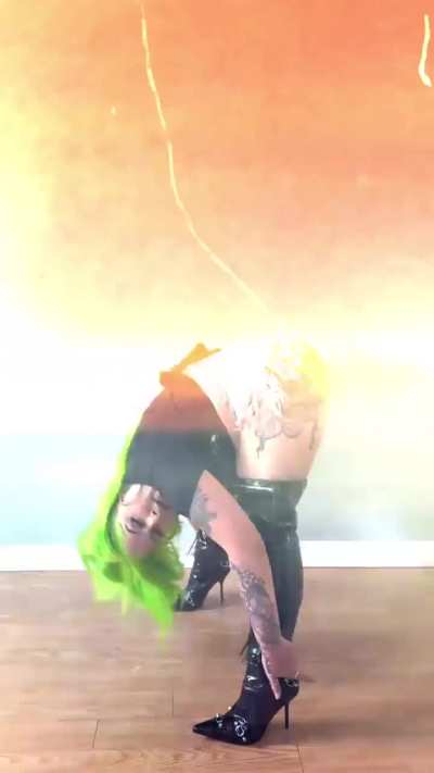 Shake it (@nicki.poison)