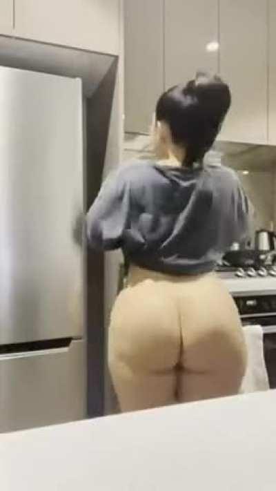 the way she keeps looking back is just..insane 🤤💦