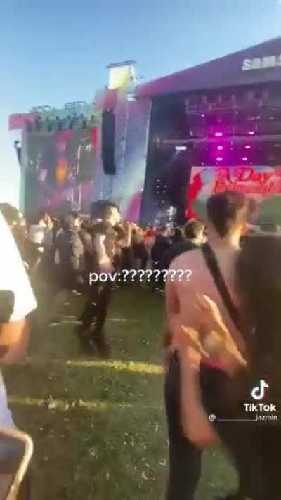 Las Milis que pagaron la entrada del Lolla 2023 por La Bresh, confundidas mientras toca Blink-182