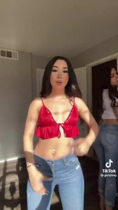 She moves so sexy 😩