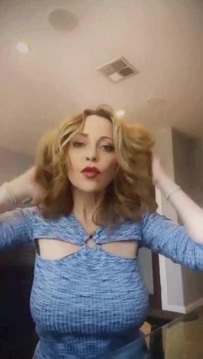 How big are her tits 🤔