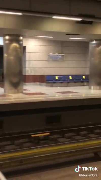 Τσακωμός στο μετρό (ακολουθούν βρισιές)