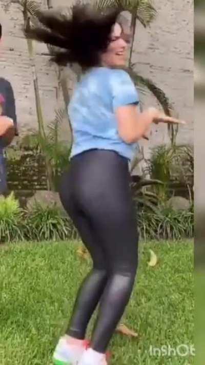 Kim rebotando su culote