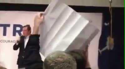 maN BrUTaLlY ASsAsSinATeS pOLotIciAn