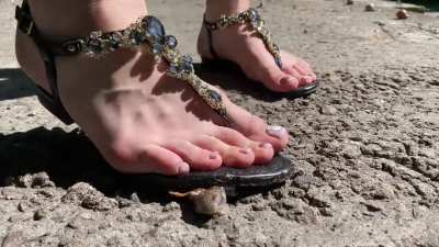 New video - 4:22 minutes of snail crushing 😍