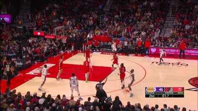 [Highlight] Lebron and Westbrook end the 1st half with back-to-back airballs