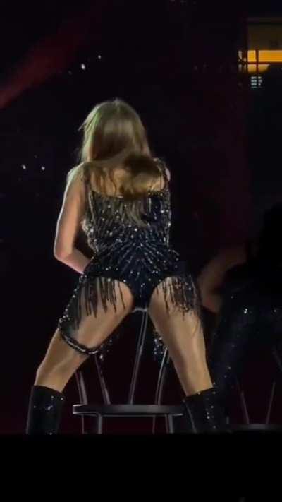 My favourite out fit and those thighs🥵