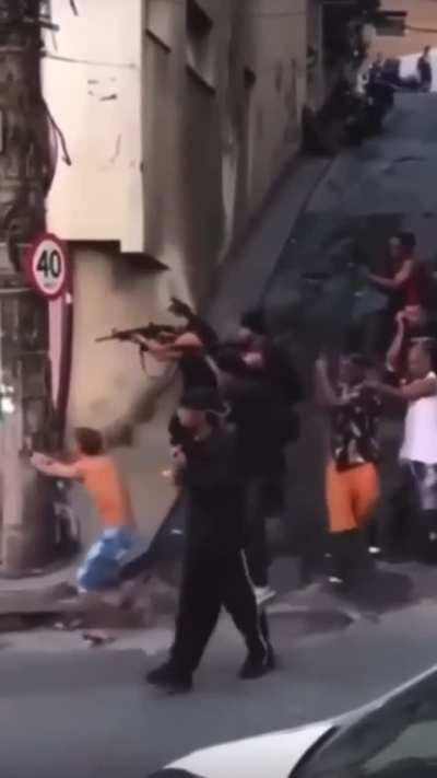 Police regret entering the wrong neighborhood in the slums of Brazil