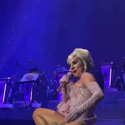 Gaga slapping her ass