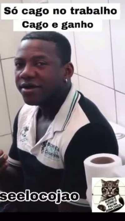Ahahahha, vi o post sobre a placa no banheiro, pedindo para na cagar no trabalho, me lembrei desse vídeo.