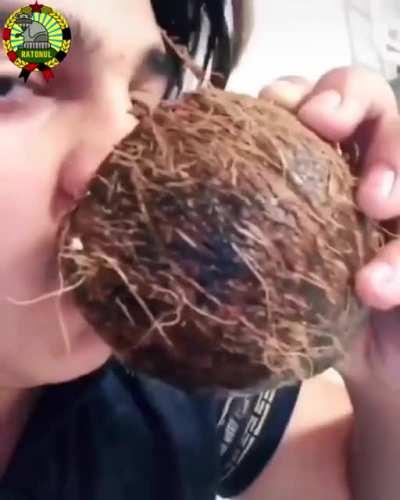 Baiatu traieste pe picior mare, bea mango