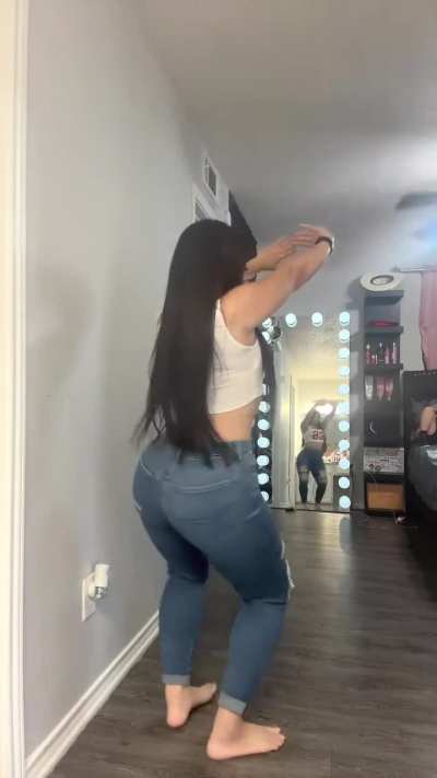 Que rico baila esta mujer tan buena para C... 🤤 imaginse sin nanita de rop..... leyla cruz