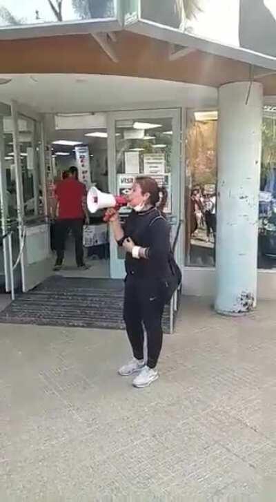 Santiago del Estero - Ciudadana ejerce su derecho a la protesta