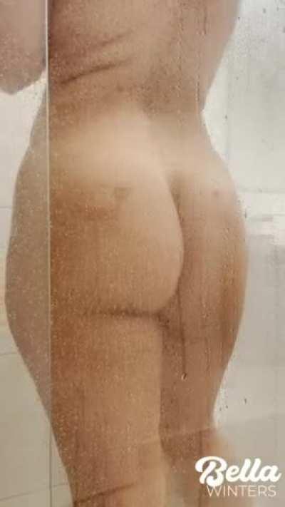 Is there anything sexier than a dripping wet pawg? 💦