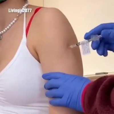 Arey Gori Didi ko theek se vaccine lagao! 😢😘