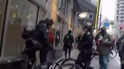 Когда настроение докопаться до кого-нибудь. (перевод названия: записано видео, как полицейские Сиэттла въезжают в пешехода на велосипеде, а потом арестовывают жертву их же нападения)