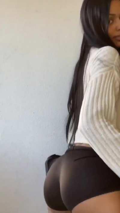 Esse rebolado 🥵🥴 (@thuanyalv.es)