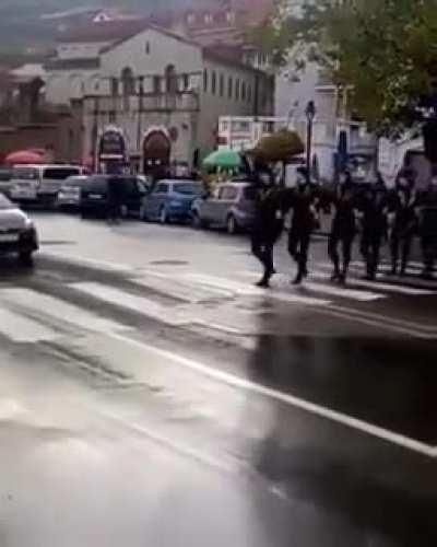 Грузины, красавчики. Красиво дорогу переходят