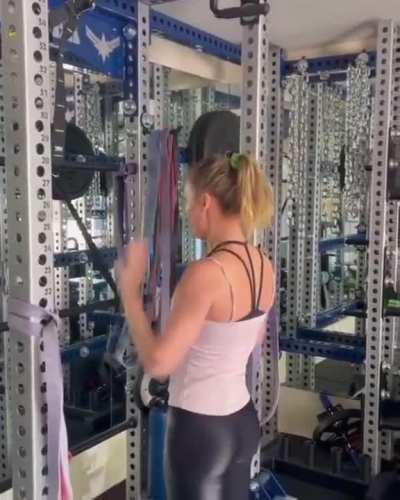Brie Larson workout butt jiggle