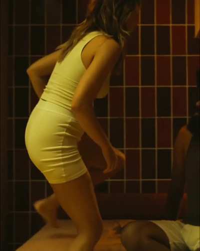 Elizabeth Olsen Jiggling