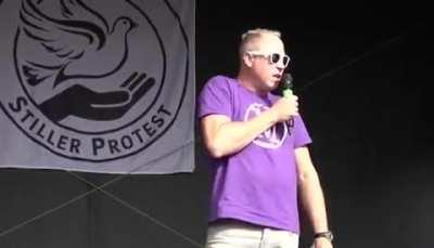 Philipp Gut, Gschäftsfüerer vom ‚Medienpaket Nein‘-Komitee, am Performä…