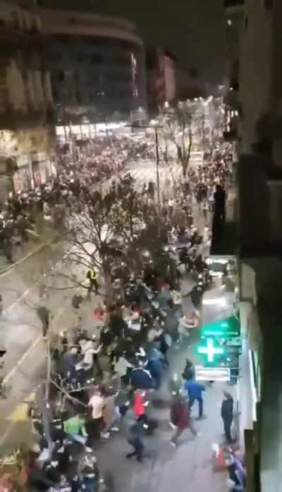 Jedan od snimaka gde se jasno čuje nameštanje LRAD, i čak tih govor pandura iza uređaja- pre udara