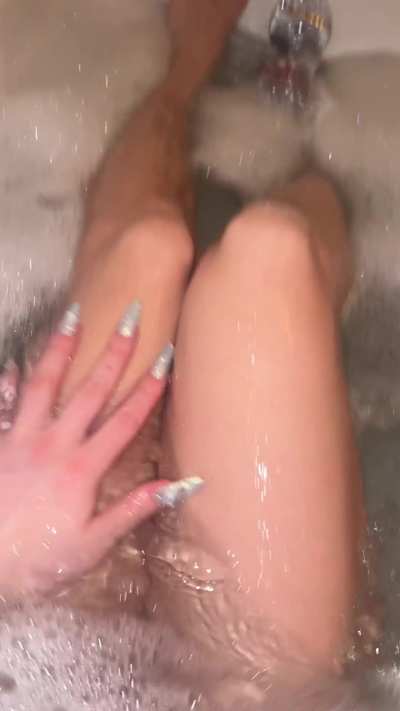 Worship my feet while I take my bath 😉 ?