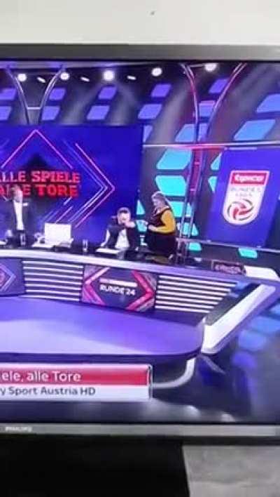 Neulich bei Sky... Weiß jemand was er da macht/nimmt?