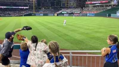 [Highlight] Grown man steals baseball from little girl