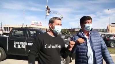 Vecino le grita a Fernando Espinoza (intendente de La Matanza)