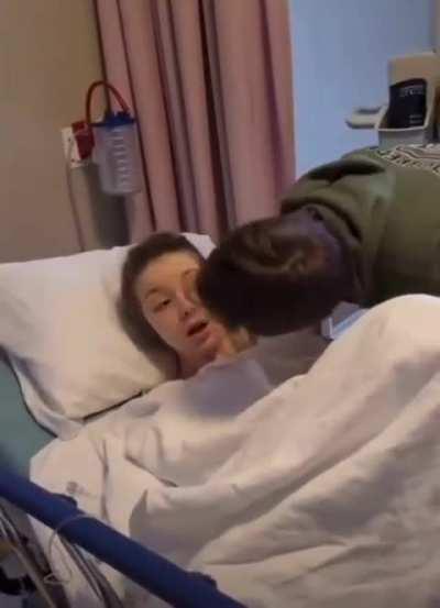 Girl under the effect of anesthesia falls in love with her boyfriend all over again