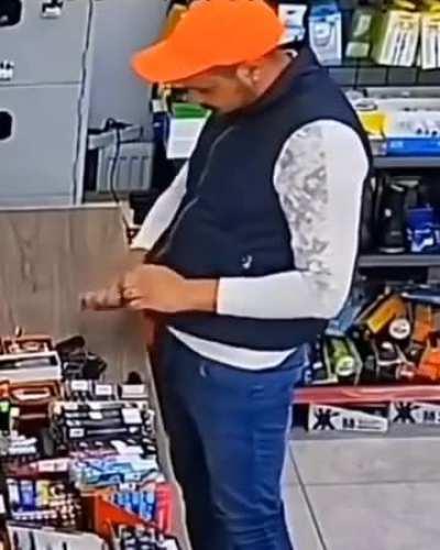 El pendejo no vino pero mando un representante.