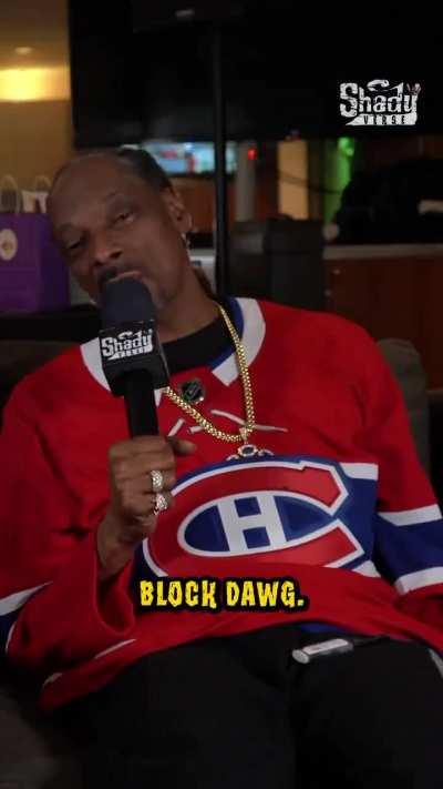 Snoop Dogg singing Houdini & asking Em for garlic bread from the Mom’s Spaghetti restaurant 💀